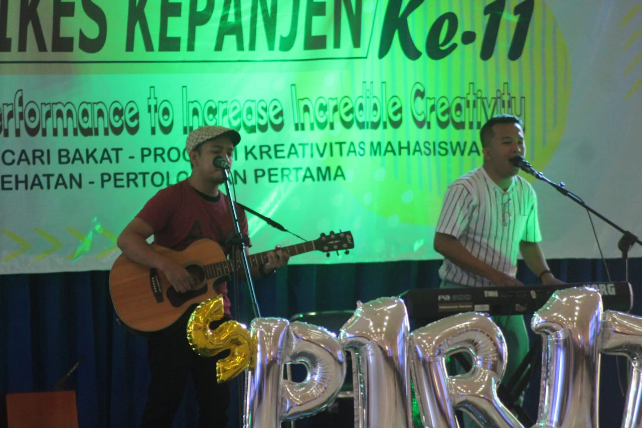 Foto Penampilan Bintang Tamu SEMAKIN Akustik Band